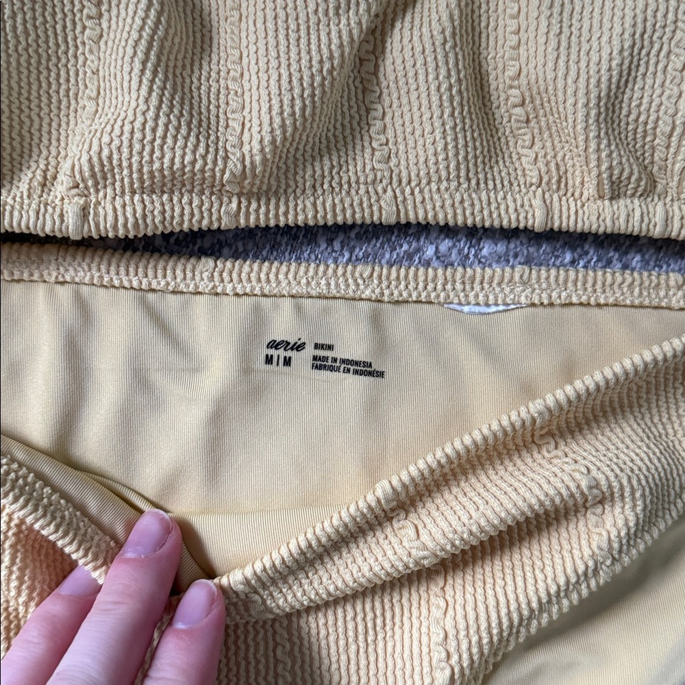 Aerie yellow bikini
L top/ M bottom - Picture 2 of 4